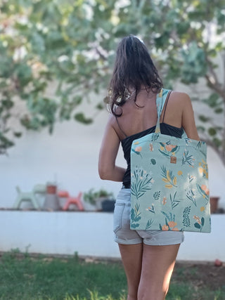 Tote bag + Pochette. Vert amande fleuri