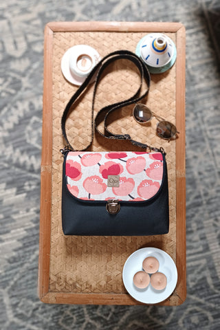 Rabat Mini - simili cuir noir et fleurs roses