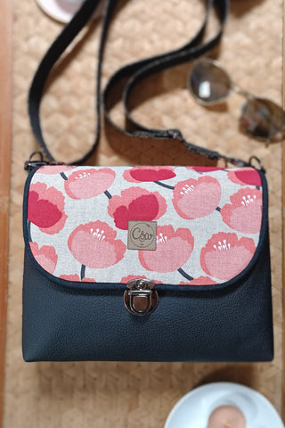 Rabat Mini - simili cuir noir et fleurs roses