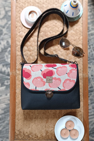 Rabat Mini - simili cuir noir et fleurs roses