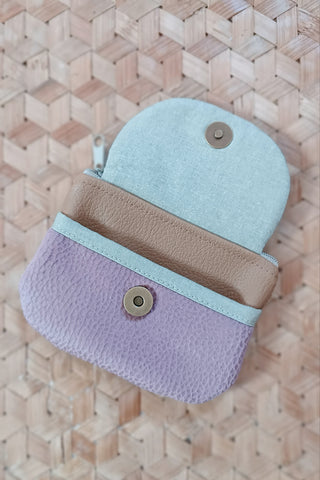 Porte monnaie zippé à rabat - Format Mini. Mauve rosé fleuri. Suédine