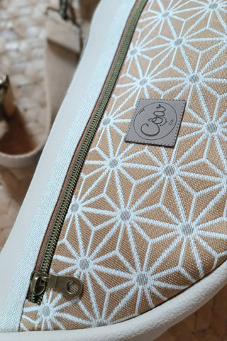 Banane Demi-Lune. Beige et orange étoilé.