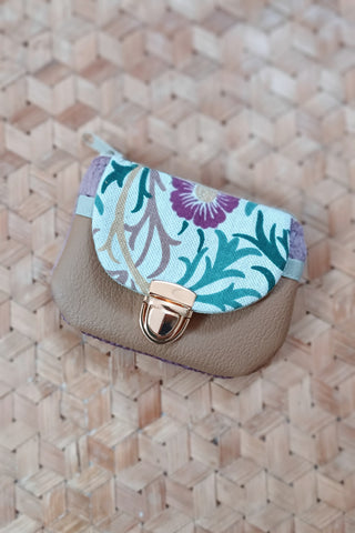 Porte monnaie zippé à rabat - Format Mini. Mauve rosé fleuri. Camel