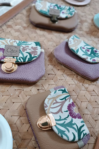 Porte monnaie zippé à rabat - Format Mini. Mauve rosé fleuri. Camel