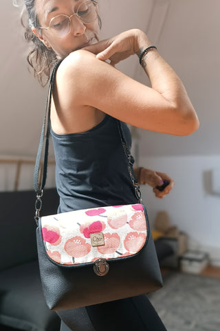 Rabat Mini - simili cuir noir et fleurs roses