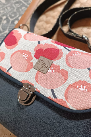 Rabat Mini - simili cuir noir et fleurs roses