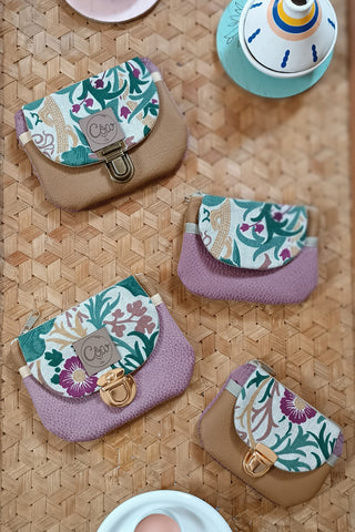 Porte monnaie zippé à rabat - Format Maxi - Mauve rosé fleuri. Suédine