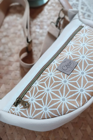 Banane Demi-Lune. Beige et orange étoilé.