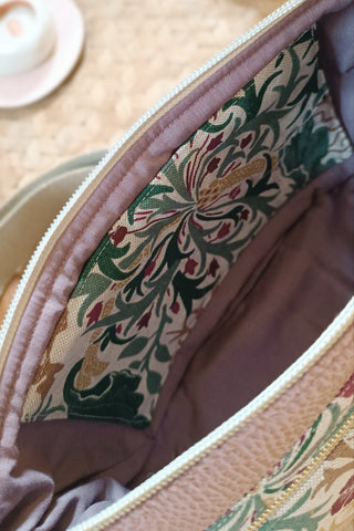 Banane Demi-Lune. Mauve rosé fleuri