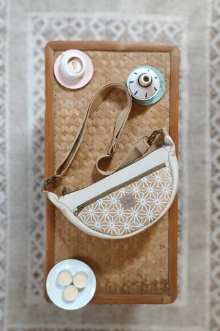 Banane Demi-Lune. Beige et orange étoilé.