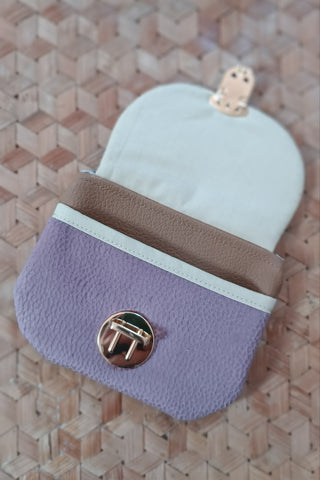 Porte monnaie zippé à rabat - Format Maxi - Mauve rosé fleuri. Suédine