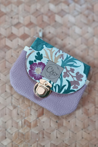 Porte monnaie zippé à rabat - Format Maxi - Mauve rosé fleuri. Suédine