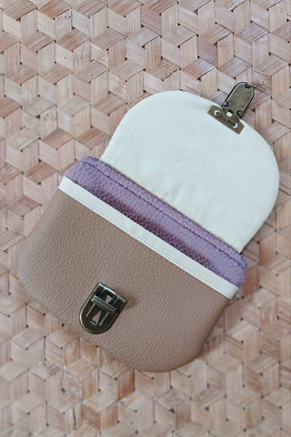 Porte monnaie zippé à rabat - Format Maxi - Mauve rosé fleuri. Camel