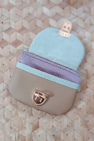 Porte monnaie zippé à rabat - Format Mini. Mauve rosé fleuri. Camel