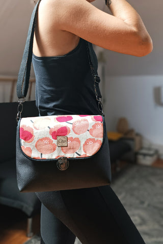 Rabat Mini - simili cuir noir et fleurs roses