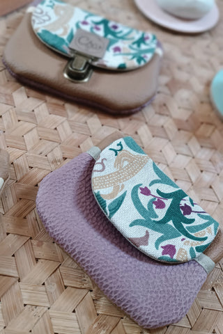 Porte monnaie zippé à rabat - Format Mini. Mauve rosé fleuri. Suédine