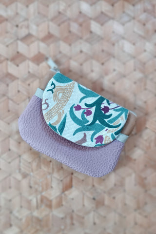 Porte monnaie zippé à rabat - Format Mini. Mauve rosé fleuri. Suédine